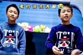 河南二年级小学生李士博，他父亲去世了，母亲有智障，就是这么一个孩子，却用行动感动中国，他隔着校门将饭菜递给智障妈妈，而自己却吃着同学们的剩骨头。他对老师说：妈妈能吃饱就行了，我年纪小，喝点水就饱了。此刻突然觉得分数没那么重要了。从此，24孝又多了一孝。#儿吃剩骨正餐奉母 #百善孝为先 #感动故事正能量视频封面
