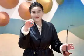 《花儿为什么这样红》 好久没更新，来一段欢快的新疆民歌，刷到的新老朋友留个小爱心哦#花儿为什么这样红 #京族独弦琴#非遗抖起来 @抖音短视频