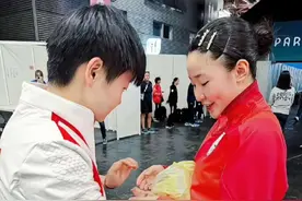 莎莎表达友好的方式：给一拳😌😌莎莎一直都是外协又爱又敬的存在！！☺️☺️ 莎莎本身就是很好的人，釜山世乒赛上领奖台握手的时候她和张本美和握手的时候还特地摇一摇了安慰她！#孙颖莎 #小豆包孙颖莎 #小太阳孙颖莎 #国乒 #孙颖莎加油