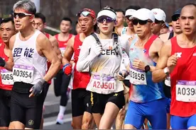 重庆马拉松A区唯一女兔子周琳@琳儿响叮当 ，你能跟多久？#重庆马拉松#中国马拉松视频封面