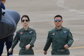25岁的女飞行员#徐枫灿 拿到二级机长资质视频封面