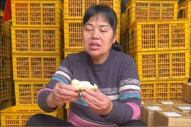冰淇淋一样的软糯口感，凤梨一样的香甜，牛奶一样的果肉，它是释迦果，最近爱上了这个水果，嘎嘎好吃！#新鲜应季水果 #释迦果 #口感特别好视频封面