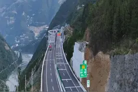 一条悬崖高速，如巨龙盘旋山间，成为山区儿女通往外界的“天路”，它劈开陡峭崖壁，跨越深谷沟壑，驶向更广阔的天地。 #伟大工程 #安来高速 #巫镇高速 #悬崖高速