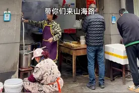 往水饺里下糖心蛋这种吃法我还是头一次见 有人管这叫抄手，有人说他是包面， 还有称呼它馄饨的，但是在武汉统一都叫水饺#城市里的烟火气 #巷子里的美食 #过早 #市井生活 #抄手