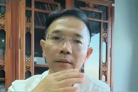 供述用公安的手机给家里打电话啊 在笔录第31页，丁某官问王某晶，您有几部手机，她说有两部手机，而且她说她从不删除手机的信息，那既然如此，为什么王某晶的手机数据恢复才能看到呢？也就是说，王某晶他没有删手机的信息，但是他的手机是后来才到案的，两部手机为什么都没有及时到案，在此期间是有其他人删除了他手机的数据，谁销毁X事案件的证据，这是构成《刑法》第307条第二款，帮助当事人毁灭、伪造证据，情节严重的，处三年以下有期徒刑或者拘役。 我再问，为什么两部手机目前只到案一部手机，还有一部手机在哪里，里面有什么？王某利是怎么被联系一部一部手机送，然后又取走手机的。王某晶可是当庭供述用警某察的电某话，给家里打电话。 我三问王某晶，我的个人信息她是怎么知道的，这涉及到非法获取个人信息的犯罪行为。 我四问王某晶，你说哪些人知道你手机密码？哪些人参与毁灭证据？#法律咨询 #李圣律师