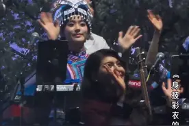 刀郎南宁演唱会结束，伴唱团向歌迷挥手鞠躬足足两分多钟，要一个怎样的人，才能带出这样的团队！浮躁社会里歌坛的一股清流！#刀郎南宁演唱会 #刀郎 #前奏一响拾起多少人的回忆 #山歌响起的地方刀郎 #刀郎的歌火到大江南北了视频封面