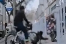 3月30日（发布）甘肃，小哥骑自行车正常行驶突然跑出一小孩，两人撞一块，小哥现场打120带孩子去医院救治，提醒家长：还是要看管好自己的孩子