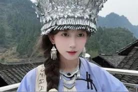 天上银河在发光 地上太奶在歌唱。#苗疆少女 #反差 #抽象 #吉他弹唱视频封面