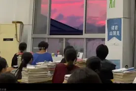 中学生    初中同学上晚自习  ！！    我曾经跟你们一样