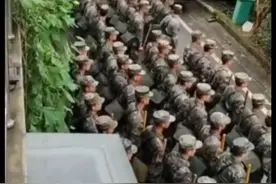 6月24日贵州省黔东南州榕江县遭遇持续强降雨，部分区域面临严重洪水威胁解放军武警官兵连夜奔赴一线紧急驰援。#最可爱的人 #抗洪抢险 #中国军人#致敬风雨中的暖心守护 #贵州洪水泛滥