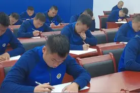 消防员参加理论考试，像不像期末考场上的你？ #消防队的欢乐时光 （供稿：湘东大队 曾佳钰）视频封面