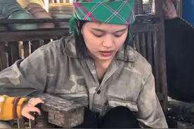 寡妇 遭受了苦难，因为她残忍的婆婆把她当奴隶一样对待视频封面