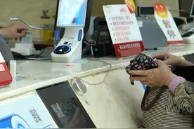 上海20+家三甲医院上线医保一码付，老年患者表示非常方便，看病再也不用排长队了，上海有需要的老年人可以使用起来了。✎视频封面