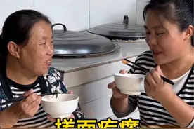 这上午给孩子蒸的胡萝卜泥没吃完，咱和面里做疙瘩汤，没想到别有一番味道#搓面疙瘩 #农村美食 #新农人计划2024