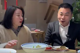 #临川贡酒  拿酒换饭，被叫去老年人那桌视频封面