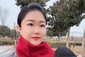 小孩子的压岁钱，是除夕给，还是大年初一给呢？ #街头采访 #何静同学 #除夕 #大年初一 #春节视频封面