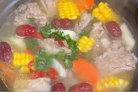 每周都会给孩子们炖的山药玉米排骨汤，这样搭真的很好吃，做法又简单，安排起来吧~#美食教程 #玉米排骨汤 #煲汤