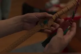 小吕给三位师傅都带了土特产，还送了徐蔓一把大宝剑，让徐蔓哭笑不得……#陈建斌  #董勇  #郝平  #东方卫视三叉戟2   #三叉戟2视频封面