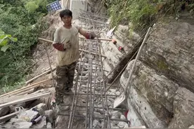 乡愁是脚下前行的路，没有尽头。 今天带着媳妇把钢筋笼扎好了，接下来就是铺模到混凝土。活着的意义，并不是衣食无忧，而是拿出勇气去做你不敢做的事情，去尝试未曾尝试过的人生。#我的乡村生活 #人生就是一场修行 #坚持就是胜利 #心安即是归处 #人工挖路