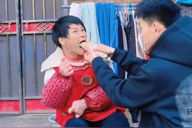 她叫久姐，是一位坚强的残疾妈妈，靠用嘴干活养大了一双儿女，如今病情加重无法自理，幸好儿女孝顺懂事能照顾妈妈了！#幸福的妈妈#懂事的孩子 #暖心瞬间视频封面