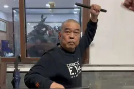 国家级非遗传承人、佛山市南海黄飞鸿中联电缆武术龙狮协会会长黄钦添师傅即兴表演南狮鼓乐·三七星鼓点。 几十年如一日，黄师傅将南狮文化推向世界各地，如今，黄飞鸿中联弟子遍天下，有华人的地方就有醒狮。 #广东dou是好风光 #佛山市南海黄飞鸿中联电缆武术龙狮协会  #2024抖音非遗大赏 #百young非遗计划 #非遗守护人  春节非遗玩法大全视频封面