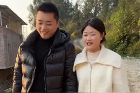 同事变成男朋友，他今天第一次以男朋友身份去见我父母，因为曾经在感情上走过弯路，所以父母很担心我的终身大事，缘分的事情谁也说不准，虽然现在我们还面临一些阻碍，但我相信，相爱低万难，我们一定会冲破重重阻碍……#记录真实生活 #情感 #情感藏在细节