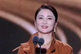 重庆演员#蒋勤勤 说家乡话太好听了 49岁这状态好美！视频封面