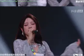 上台 爽 以前总是在家里拿着话筒想象，有一天我站在音乐节的台上会是什么样？感谢所有老铁!让我真的拥有这个机会！好开心！好幸福！#doucarlive抖音汽车生活节