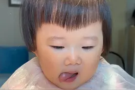 这家伙一定很喜欢她独一无二的新发型～ #萌娃养成记 #晒出越养越上头的人类幼崽 #骗你生女儿 #又是被女儿治愈的一天 #一只甜甜圏视频封面