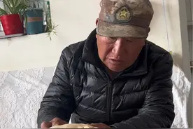 鸟大爷错把公鸡当成母鸡，老伴气得当场发飙，看完把我逗乐了！#看一遍笑一遍 #我的乡村生活 #农村生活欢乐多 #看完不笑算我输 #趣事视频封面