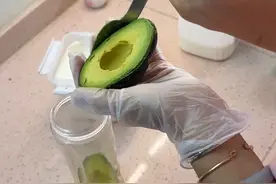 奶茶店卖你20多一杯的牛油果奶昔在家轻松做还真材实料#牛油果奶昔 #简单易学 #早餐 #三明治 #万物皆可种草搜