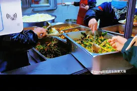 思源校领导真是为了教育操碎了心！真正体现出润物无声，情系教育 #直播大淅川#学校 #美食 #初中生 #学校食堂 @房车生活家 #花young姐姐房车选美大赛视频封面