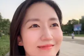 开票就秒罄，重新认识他 第一次看鹿晗的演唱会，说真的，改变了很多人对于偶像歌手风格单一的刻板印象，包括我。从舞美制作到歌单安排，格调上乘，音乐质感潮流、朦胧、色彩斑斓且清新。当全场灯光暗下，数万人合唱起《勋章》，鹿晗与“芦苇”们，已然完成了一场动人的双向奔赴。 #鹿晗 #鹿晗南京演唱会 #足球第一课 #吹吹风 #勋章 @鹿晗工作室 @抖音小助手