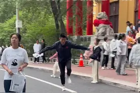 高考结束考生翻跟头释放压力！高考遇空翻，成绩翻一番！鲜衣怒马少年时，文武双全意气风发！#高考结束什么时候最紧张