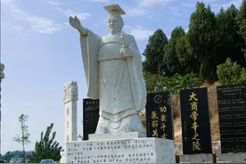 纣王墓无门票 也是《封神演义》的传说，商朝的都城是朝歌，就是现在的鹤壁淇县，商纣王墓位于淇县城东西岗乡河口村殷商后人为他立碑刻传，三千年后仍然有人奉祀#旅行推荐官 #纣王墓 #殷商 #历史人物 #周末去哪儿视频封面