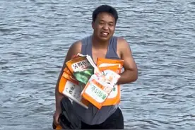 小舅子送外甥20本暑假作业，姐夫气了全扔河里，小舅子一跃而下 #姐夫小舅子相爱相杀的日常生活 #外甥舅舅#搞笑视频纯属娱乐开心就好