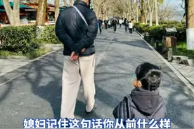朱丹晒照陪周一围和儿子逛苏堤“阳光正好那就陪我家两个帅哥逛个 苏堤吧”两人恩爱结婚8年 婚后育有一儿一女#周一围 #朱丹 #朱丹周一围视频封面