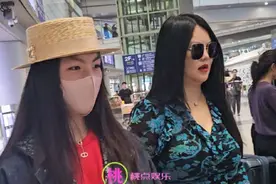 李湘王诗龄母女旅游回来啦，李湘身穿贵气蓝黑连衣裙，王诗龄草帽牛仔衣可爱搭配，母女各有各的风格 #李湘 #王诗龄 #机场穿搭 #路人视角