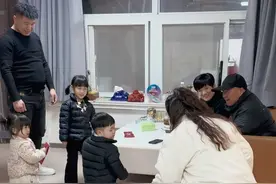 过年了，提前教一下孩子怎么给爷爷奶奶叔叔阿姨磕头😀 #春节礼仪之儿童篇 #春节习俗 #过年氛围提前搞起来了视频封面