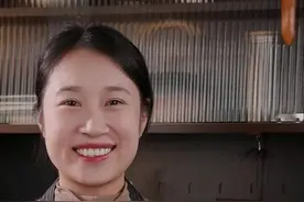 在家做辣椒油的时候，千万不要直接往辣椒上面泼热，不然做出来的辣椒油不仅不香，还会发苦，而且颜色也不漂亮#油泼辣子 #秘制辣椒油 #美食教程