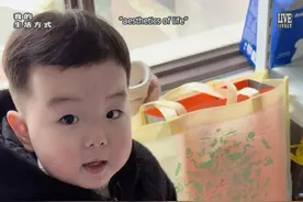 原来人尴尬的时候真的会假装很忙 #人类幼崽的迷惑行为 #晒出越养越上头的人类幼崽 #看看这小孩在干嘛 #小人精日常