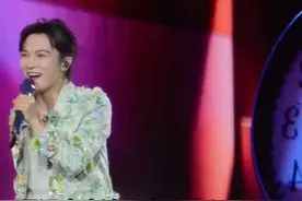 细节见人品！周深南京演唱会点歌时尊重妈妈，并叮嘱小朋友“爱妈妈”引全场感动#周深南京演唱会 #周深 #周深回应发型 #永远可以相信周深的感染力 #周深南京演唱会遇大雨被淋透 @DOU+上热门 @DOU+小助手