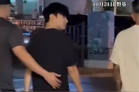 林俊杰打卡厦门咖啡店 引现场粉丝围观视频封面