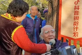 北京紫竹院公园75岁白眉手风琴刘大爷演奏的《格桑拉》赢得喝彩 观众说：这么大岁数了，手和脑还这么好使，不简单！# 活到老乐到老具象话了#百姓大舞台有才你就来 #拉起手风琴心里乐开花 #退休享乐正当时 #演出现场拍摄视频封面