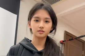现在高中生早上六点半就要到校，稍微起晚一点早饭都没得吃，可怜，还好闺女都很准时#高中生 #上学 #陈子悦家视频封面
