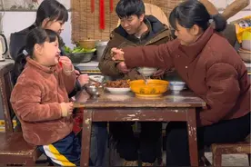 母亲的爱是细致入微，父亲的爱是不显山露水！母爱是随风潜入夜，父爱是润物细无声…#在平凡日子里热爱生活 #新农人计划2025 #农村美食 芹菜炒牛肉视频封面