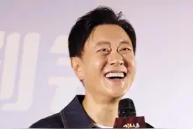 #冯嘉怡 冯老板太逗了 说自己带资进组导演话筒捂都捂不住哈哈哈#以法之名