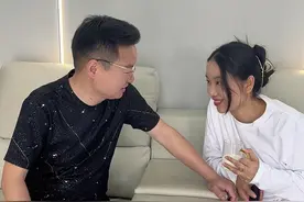 容容今天心血来潮想吃清明粑粑，红姐二话不说就给她做，还是容容最爱吃的红豆口味，真是太好吃了。看着容容吃得那么满足还没有吐，我简直太欣慰了，真是感谢红姐的好手艺视频封面
