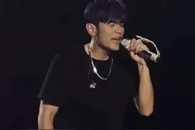 回想刚买的书，一本名叫半岛铁盒。#周杰伦jaychou#半岛铁盒#周杰伦演唱会视频封面