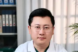 人到中年得了飞蚊症，真的没有办法了吗？#抖出健康知识宝藏 #飞蚊症 #眼病 #玻璃体浑浊 #氨碘肽滴眼液